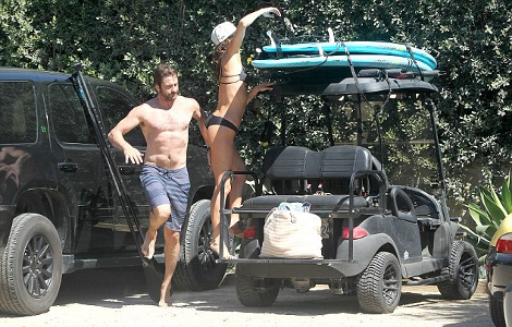 Τον αποθεώνει όλο το Ιντερνετ -Η στιγμή που ο Τζέραρντ Μπάτλερ χουφτώνει τα οπίσθια καλλονής μελαχρινής [εικόνες] | iefimerida.gr 1