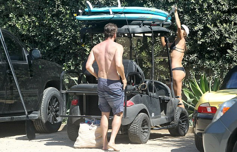 Τον αποθεώνει όλο το Ιντερνετ -Η στιγμή που ο Τζέραρντ Μπάτλερ χουφτώνει τα οπίσθια καλλονής μελαχρινής [εικόνες] | iefimerida.gr 2