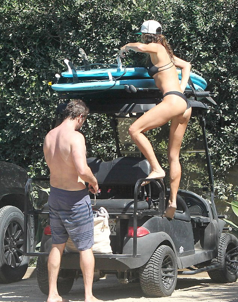 Τον αποθεώνει όλο το Ιντερνετ -Η στιγμή που ο Τζέραρντ Μπάτλερ χουφτώνει τα οπίσθια καλλονής μελαχρινής [εικόνες] | iefimerida.gr 3