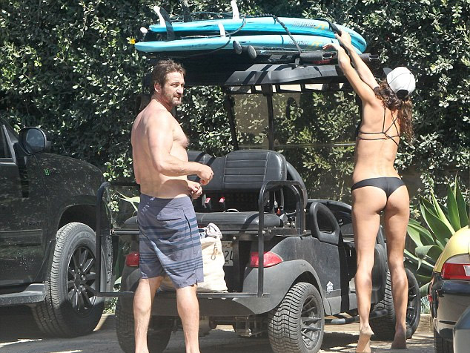 Τον αποθεώνει όλο το Ιντερνετ -Η στιγμή που ο Τζέραρντ Μπάτλερ χουφτώνει τα οπίσθια καλλονής μελαχρινής [εικόνες] | iefimerida.gr 4