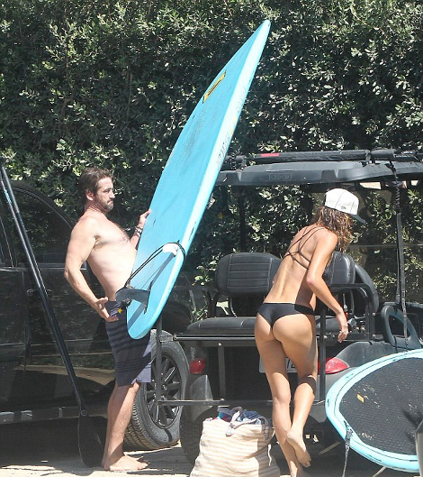 Τον αποθεώνει όλο το Ιντερνετ -Η στιγμή που ο Τζέραρντ Μπάτλερ χουφτώνει τα οπίσθια καλλονής μελαχρινής [εικόνες] | iefimerida.gr 5