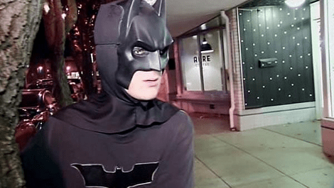 Αυτός είναι ο πραγματικός Μπάτμαν και βρίσκεται στην Καλιφόρνια [εικόνες&βίντεο] | iefimerida.gr 0