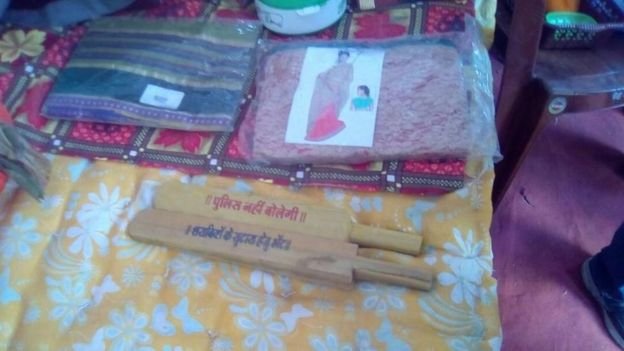 Ινδία: Μοίρασαν ρόπαλα σε εκατοντάδες νύφες για να αποκρούουν τους βίαιους συζύγους [εικόνες]  | iefimerida.gr 1