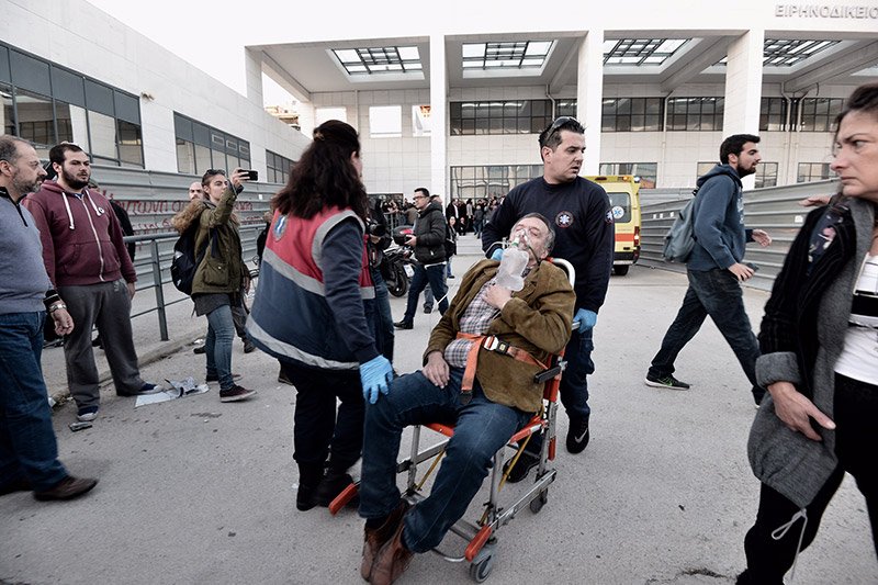 Πλειστηριασμοί πρώτων κατοικιών με ΜΑΤ, χημικά και ξύλο στο Ειρηνοδικείο [εικόνες & βίντεο] | iefimerida.gr 0