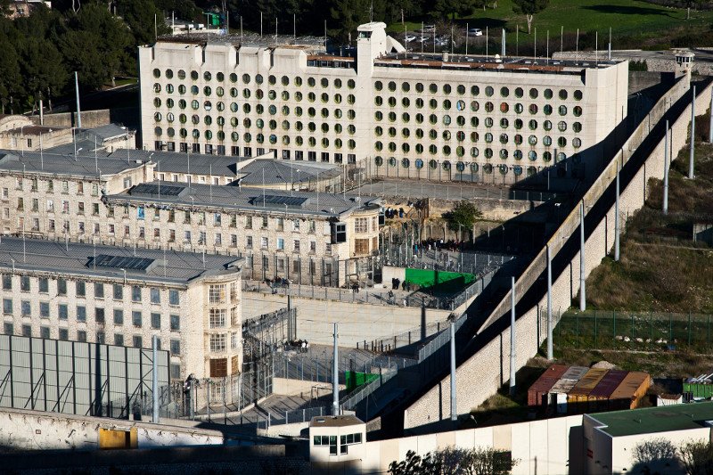 Οι κρατούμενοι στις φυλακές της Μασσαλίας προκαλούν: Ποζάρουν με δεσμίδες 50ευρα, ναργιλέδες και ναρκωτικά [εικόνες] | iefimerida.gr 0