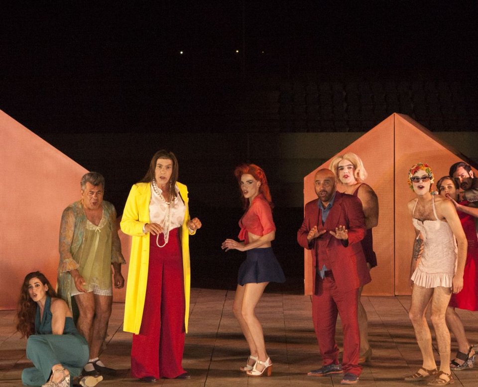 Η... «Ζωή Κωνσταντοπούλου» κλέβει την παράσταση στις «Εκκλησιάζουσες» [εικόνες] | iefimerida.gr 0