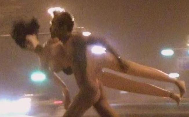 Γυμνός άντρας με πλαστική κούκλα παραμάσχαλα τρέχει σε δρόμο της Κίνας κυνηγημένος από γυμνή γυναίκα [εικόνες] | iefimerida.gr 1