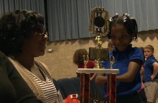 Απίστευτο: 7χρονη που γεννήθηκε χωρίς δάχτυλα κέρδισε τον διαγωνισμό καλλιγραφίας [εικόνες]  | iefimerida.gr 2