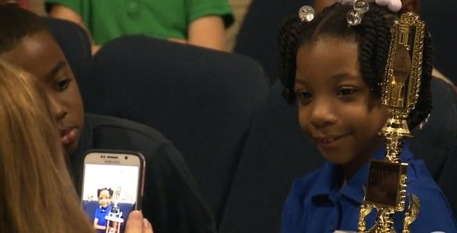 Απίστευτο: 7χρονη που γεννήθηκε χωρίς δάχτυλα κέρδισε τον διαγωνισμό καλλιγραφίας [εικόνες]  | iefimerida.gr 3