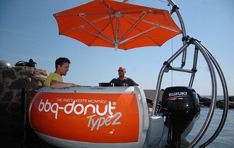 Ενα γιγάντιο ντόνατ το πλοίο των ονείρων μας; Επιπλέει και προσφέρει αποκλειστικά υπηρεσίες μπάρμπεκιου [εικόνες] | iefimerida.gr 1