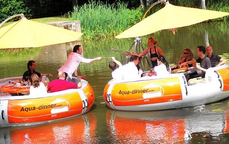 Ενα γιγάντιο ντόνατ το πλοίο των ονείρων μας; Επιπλέει και προσφέρει αποκλειστικά υπηρεσίες μπάρμπεκιου [εικόνες] | iefimerida.gr 0