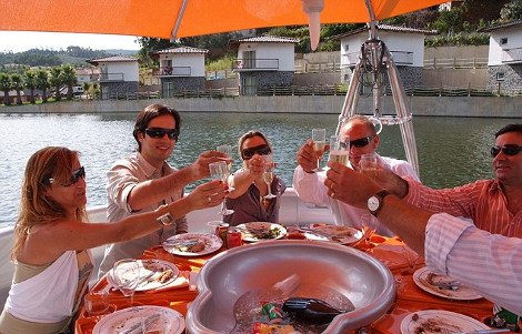 Ενα γιγάντιο ντόνατ το πλοίο των ονείρων μας; Επιπλέει και προσφέρει αποκλειστικά υπηρεσίες μπάρμπεκιου [εικόνες] | iefimerida.gr 2