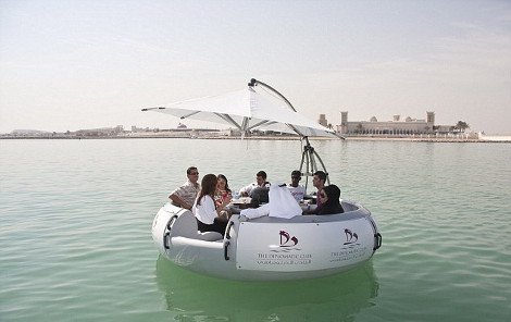 Ενα γιγάντιο ντόνατ το πλοίο των ονείρων μας; Επιπλέει και προσφέρει αποκλειστικά υπηρεσίες μπάρμπεκιου [εικόνες] | iefimerida.gr 3