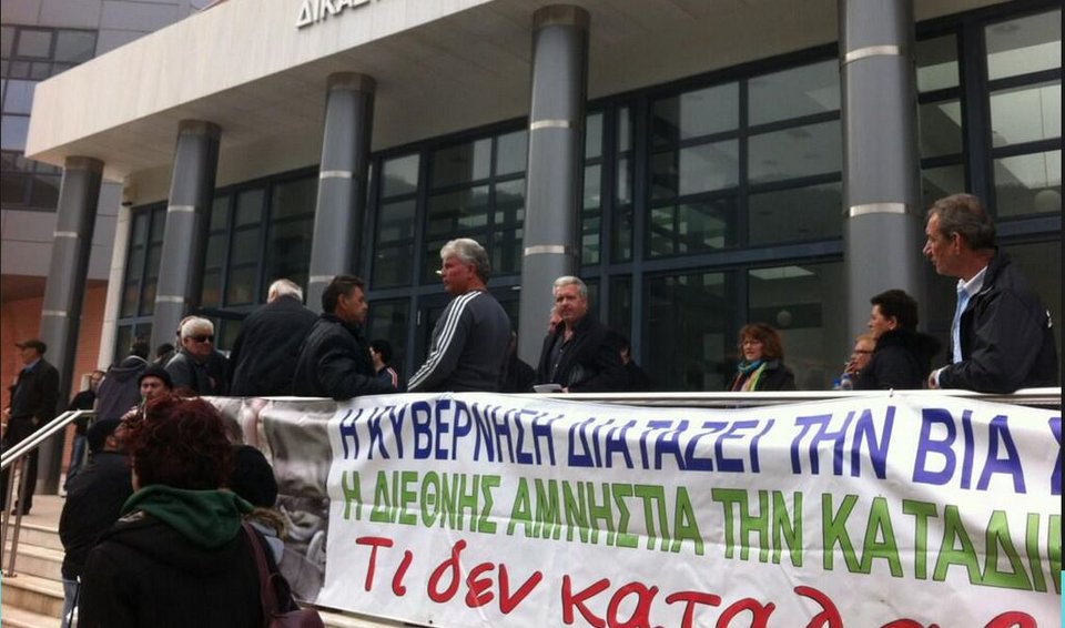 «Γυαλιά - καρφιά» έκαναν το αστυνομικό τμήμα οι κάτοικοι της Ιερισσού μετά την εισβολή [εικόνες] | iefimerida.gr 4