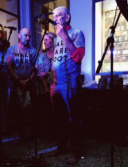 Ξυπόλητος ο Μπουτάρης σε εκδήλωση στη Θεσσαλονίκη [εικόνες] | iefimerida.gr 1