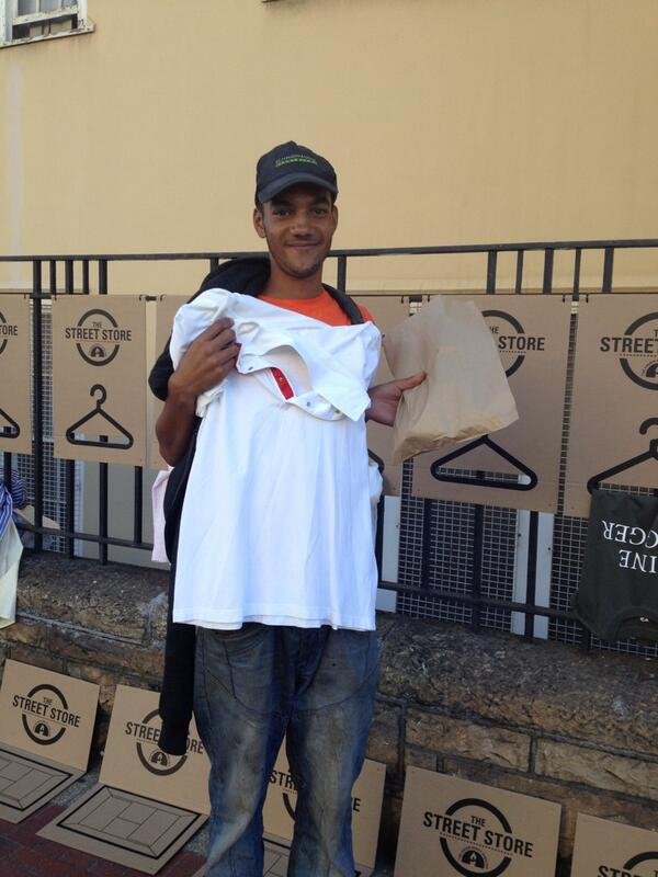 Υπαίθριο φιλανθρωπικό «κατάστημα» ρούχων για άστεγους και άπορους άνοιξε στο Κέηπ Τάουν [εικόνες] | iefimerida.gr 2