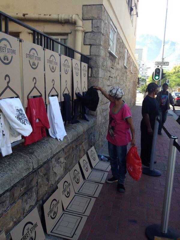 Υπαίθριο φιλανθρωπικό «κατάστημα» ρούχων για άστεγους και άπορους άνοιξε στο Κέηπ Τάουν [εικόνες] | iefimerida.gr 0