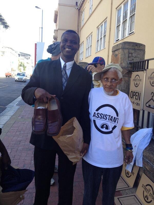 Υπαίθριο φιλανθρωπικό «κατάστημα» ρούχων για άστεγους και άπορους άνοιξε στο Κέηπ Τάουν [εικόνες] | iefimerida.gr 1