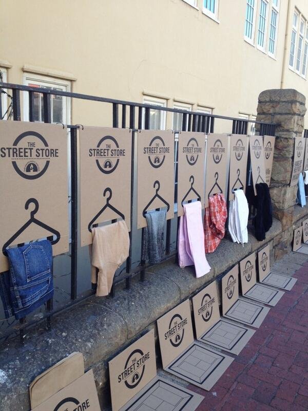 Υπαίθριο φιλανθρωπικό «κατάστημα» ρούχων για άστεγους και άπορους άνοιξε στο Κέηπ Τάουν [εικόνες] | iefimerida.gr 5