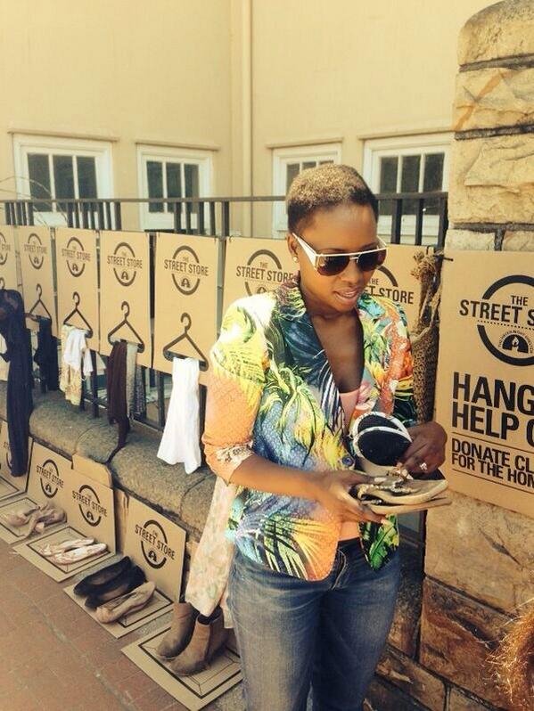 Υπαίθριο φιλανθρωπικό «κατάστημα» ρούχων για άστεγους και άπορους άνοιξε στο Κέηπ Τάουν [εικόνες] | iefimerida.gr 3