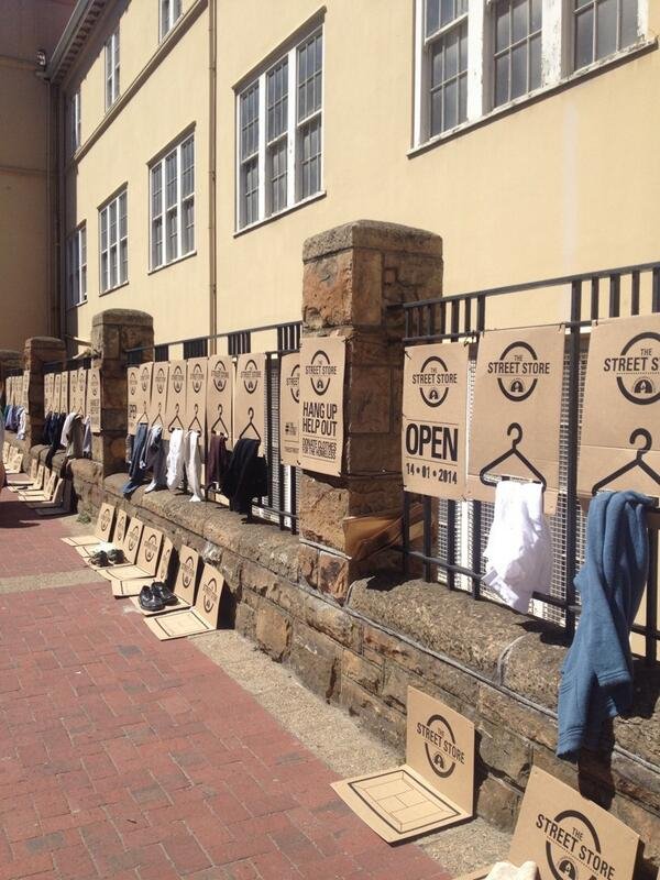 Υπαίθριο φιλανθρωπικό «κατάστημα» ρούχων για άστεγους και άπορους άνοιξε στο Κέηπ Τάουν [εικόνες] | iefimerida.gr 4