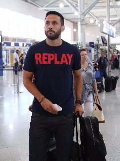 O Ολυμπιακός αναχώρησε για Βελιγράδι με την νέα REPLAY casual ενδυμασία της σεζόν 2017/2018 [εικόνες] | iefimerida.gr 2