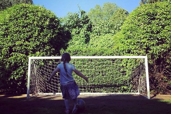 Το νέο ταλέντο στην οικογένεια Μπέκαμ - Η 3χρονη Χάρπερ μαθαίνει να σουτάρει [εικόνες & βίντεο] | iefimerida.gr 0