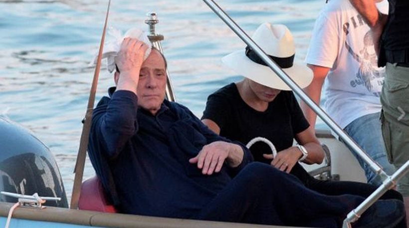 Ο αδέξιος Μπερλουσκόνι: Χτύπησε το κεφάλι του μπαίνοντας σε σκάφος [εικόνες]  | iefimerida.gr 0