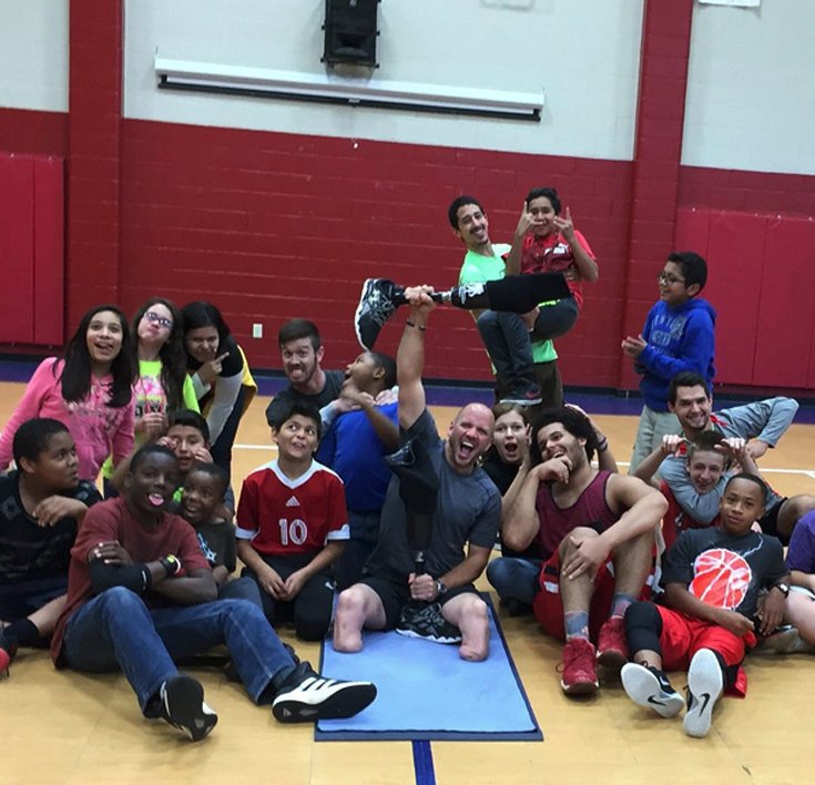 Δύναμη ψυχής: Βετεράνος στρατιώτης με ακρωτηριασμένα μέλη διδάσκει γιόγκα [εικόνες]  | iefimerida.gr 3