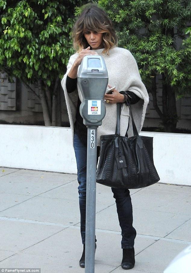  Χάλι Μπέρι: Θλιμμένη και άβαφη στους δρόμους του Μπέβερλι Χίλς [εικόνες]  | iefimerida.gr 0