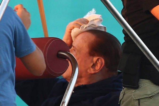 Ο αδέξιος Μπερλουσκόνι: Χτύπησε το κεφάλι του μπαίνοντας σε σκάφος [εικόνες]  | iefimerida.gr 1