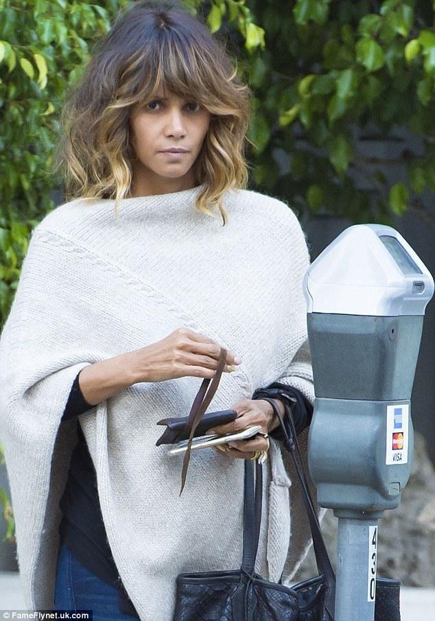  Χάλι Μπέρι: Θλιμμένη και άβαφη στους δρόμους του Μπέβερλι Χίλς [εικόνες]  | iefimerida.gr 2