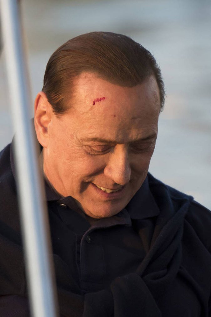 Ο αδέξιος Μπερλουσκόνι: Χτύπησε το κεφάλι του μπαίνοντας σε σκάφος [εικόνες]  | iefimerida.gr 2