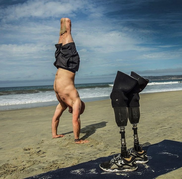 Δύναμη ψυχής: Βετεράνος στρατιώτης με ακρωτηριασμένα μέλη διδάσκει γιόγκα [εικόνες]  | iefimerida.gr 0