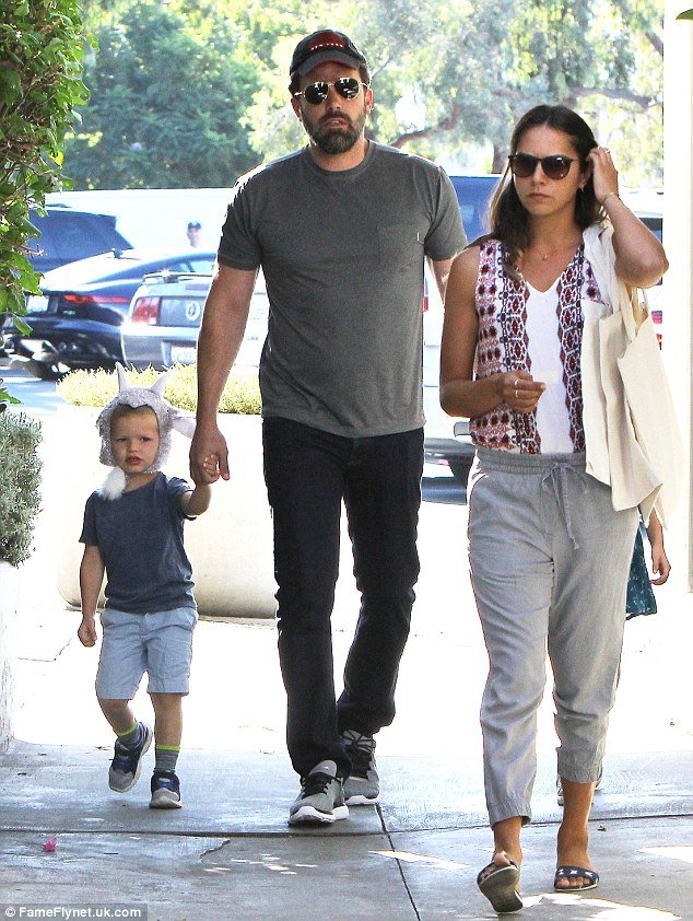 Μπεν Αφλεκ: Με την νέα σέξι νταντά [εικόνες]  | iefimerida.gr 3