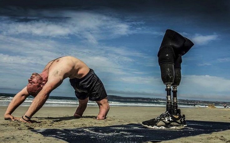 Δύναμη ψυχής: Βετεράνος στρατιώτης με ακρωτηριασμένα μέλη διδάσκει γιόγκα [εικόνες]  | iefimerida.gr 1