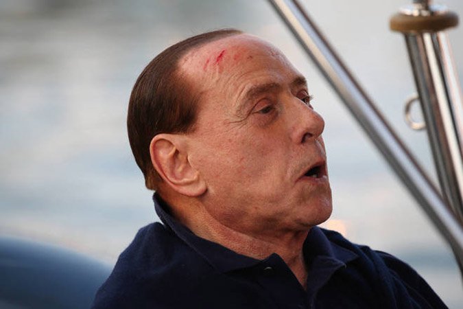 Ο αδέξιος Μπερλουσκόνι: Χτύπησε το κεφάλι του μπαίνοντας σε σκάφος [εικόνες]  | iefimerida.gr 4