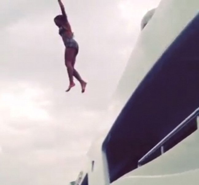 Η Beyonce αγνοεί τις φήμες για τον Ομπάμα και προκαλεί «τρικυμία» με τις σέξι βουτιές της [εικόνες] | iefimerida.gr 1