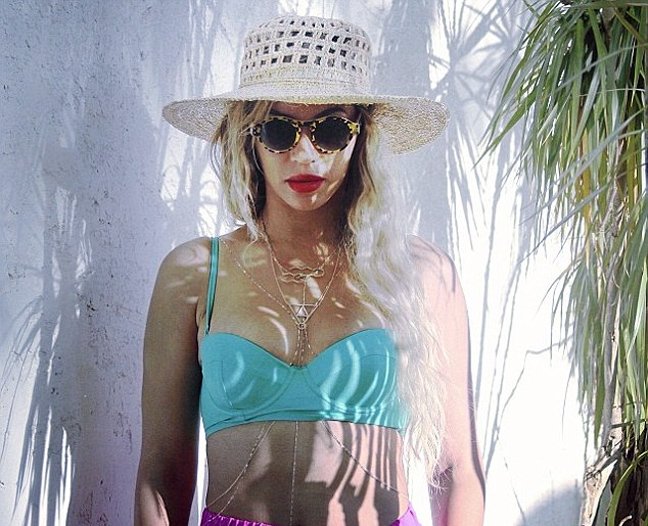 Η Beyonce αγνοεί τις φήμες για τον Ομπάμα και προκαλεί «τρικυμία» με τις σέξι βουτιές της [εικόνες] | iefimerida.gr 0