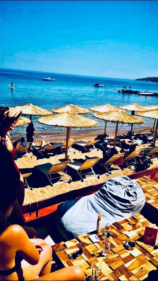 Το νέο επιχειρηματικό βήμα του Μπάμπη Στόκα- Ανοιξε beach bar στην Κορώνη [εικόνες] | iefimerida.gr 0