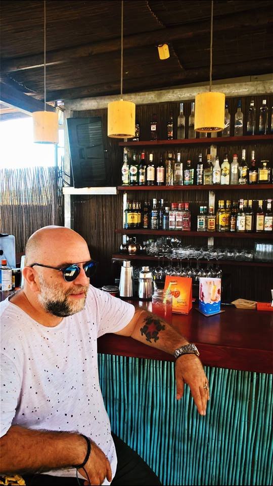 Το νέο επιχειρηματικό βήμα του Μπάμπη Στόκα- Ανοιξε beach bar στην Κορώνη [εικόνες] | iefimerida.gr 1