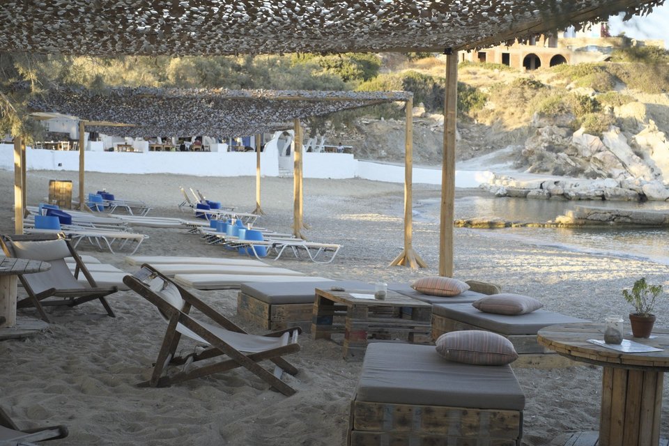 Οι πρώτες φωτογραφίες από τον γάμο Μπουσδούκου-Ιωαννίδη: Με σανδάλια και αέρινο φόρεμα η νύφη [εικόνες]  | iefimerida.gr 3