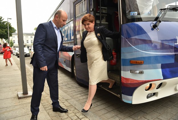 Η Δεξιά σάρωσε στην Πολωνία -Η Beata Szydlo νέα πρωθυπουργός, η «χωριατοπούλα με τις γαλότσες» [εικόνες] | iefimerida.gr 2