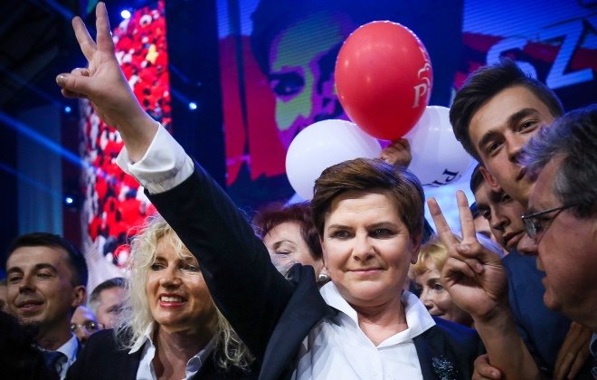 Η Δεξιά σάρωσε στην Πολωνία -Η Beata Szydlo νέα πρωθυπουργός, η «χωριατοπούλα με τις γαλότσες» [εικόνες] | iefimerida.gr 1