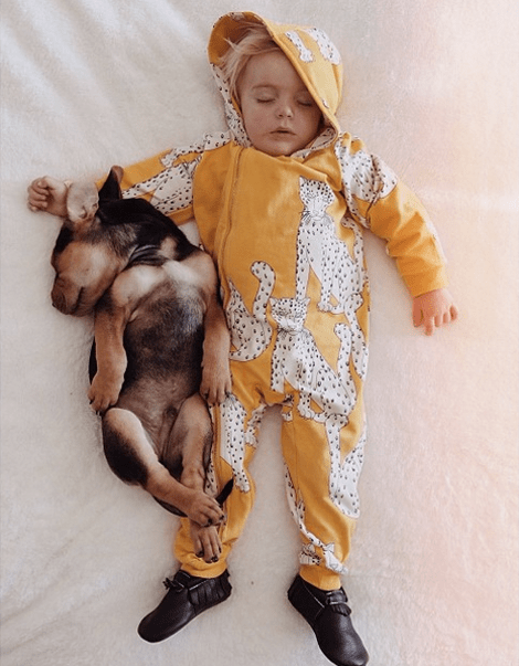 Η ιστορία αγάπης και ύπνου του μωρού και του σκύλου εξακολουθεί να λιώνει το Ιντερνετ -Μεγάλωσαν αλλά κοιμούνται ακόμη σφιχταγκαλιασμένοι [εικόνες] | iefimerida.gr 10