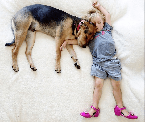 Η ιστορία αγάπης και ύπνου του μωρού και του σκύλου εξακολουθεί να λιώνει το Ιντερνετ -Μεγάλωσαν αλλά κοιμούνται ακόμη σφιχταγκαλιασμένοι [εικόνες] | iefimerida.gr 8