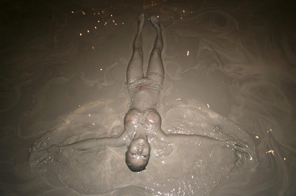 Οι τρέλες που κάνουν οι γυναίκες για την ομορφιά - Θεραπείες με χρυσό, μπαχαρικά, φίδια και ενέσεις [εικόνες] | iefimerida.gr 9