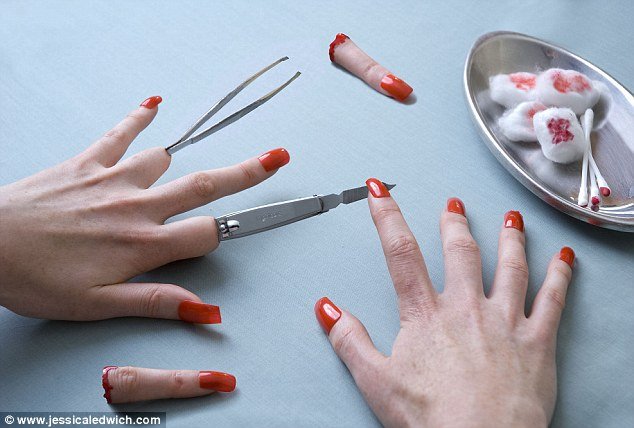 Η αβάσταχτη ελαφρότητα της ομορφιάς -Η σουρεαλιστική απεικόνιση της γυναικείας παράνοιας για τελειότητα [εικόνες] | iefimerida.gr 2