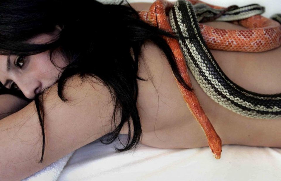 Οι τρέλες που κάνουν οι γυναίκες για την ομορφιά - Θεραπείες με χρυσό, μπαχαρικά, φίδια και ενέσεις [εικόνες] | iefimerida.gr 7