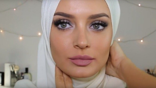 Χαμός με beauty blogger που έβγαλε βίντεο φορώντας μαντήλα [βίντεο] | iefimerida.gr 1